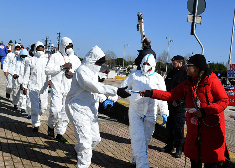 Foto Nicoloro G.   02/03/2025   Ravenna   E' approdata nel porto di Ravenna la nave ong Humanity 1 con a bordo 71 migranti quasi tutti provenienti dall' Eritrea e dall' Etiopia. nella foto dei volontari distribuiscono ai migranti una cartolina con tutti i numeri di telefono da contattare in caso di emergenza.
