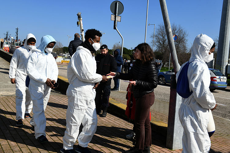 Foto Nicoloro G.   02/03/2025   Ravenna   E' approdata nel porto di Ravenna la nave ong Humanity 1 con a bordo 71 migranti quasi tutti provenienti dall' Eritrea e dall' Etiopia. nella foto dei volontari distribuiscono ai migranti una cartolina con tutti i numeri di telefono da contattare in caso di emergenza.