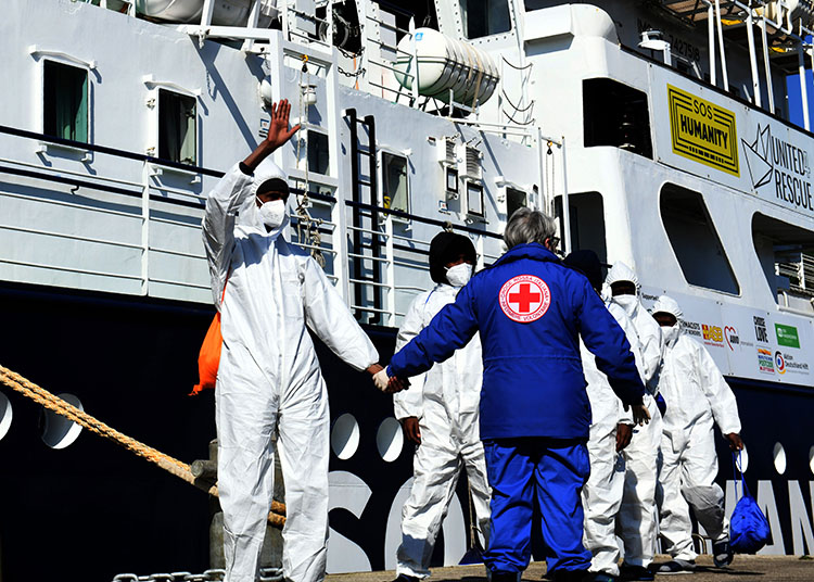 Foto Nicoloro G.   02/03/2025   Ravenna   E' approdata nel porto di Ravenna la nave ong Humanity 1 con a bordo 71 migranti quasi tutti provenienti dall' Eritrea e dall' Etiopia. 20 sono i minori non accompagnati e molte le donne tra le quali una con un bimbo di 5 anni. nella foto un momento dello sbarco.