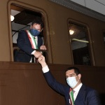 Foto Nicoloro G.   06/06/2021   Ravenna    Primo viaggio simbolico dello storico treno di Dante che dal 03 luglio al 10 ottobre viaggera\' da Firenze a Ravenna. L\' inaugurazione ufficiale avverra\' il 26 giugno prossimo. nella foto il sindaco di Ravenna Michele de Pascale e al finestrino Tommaso Triberti, sindaco di Marradi, una delle fermate del treno di Dante.