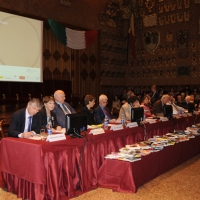Foto Nicoloro G. 25/05/2012 Padova Nell’ aula magna dell’ Universita’ di Padova la Giuria dei Letterati, presieduta da Massimo Cacciari, ha selezionato la cinquina finalista al 50° Premio Campiello organizzato da Confindustria Veneto. Nel corso della cerimonia e’ stato anche proclamato il vincitore del Premio Campiello Opera Prima. Il vincitore assoluto tra la cinquina selezionata verra’ proclamato da una giuria di 300 lettori il 1 settembre 2012 al teatro La Fenice di Venezia. nella foto I tavoli dei giurati e dei libri concorrenti