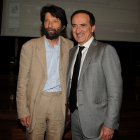 Foto Nicoloro G. 25/05/2012 Padova Nell’ aula magna dell’ Universita’ di Padova la Giuria dei Letterati, presieduta da Massimo Cacciari, ha selezionato la cinquina finalista al 50° Premio Campiello organizzato da Confindustria Veneto. Nel corso della cerimonia e’ stato anche proclamato il vincitore del Premio Campiello Opera Prima. Il vincitore assoluto tra la cinquina selezionata verra’ proclamato da una giuria di 300 lettori il 1 settembre 2012 al teatro La Fenice di Venezia. nella foto Massimo Cacciari – Andrea Tomat