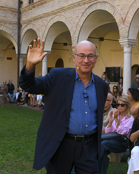 Foto Nicoloro G.   20/09/2026   Ravenna   Nell' ambito delle Celebrazioni per il 705° annuale della morte di Dante Alighieri si e' conclusa la XV edizione del Festival '' Prospettiva Dante ''. nella foto il giornalista e scrittore Aldo Cazzullo che ha intrattenuto con una riflessione sul tema '' Da Dante al Rinascimento ''.