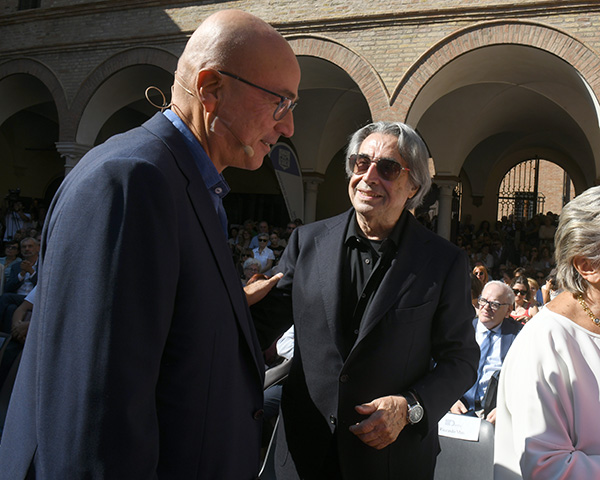 Foto Nicoloro G.   20/09/2026   Ravenna   Nell' ambito delle Celebrazioni per il 705° annuale della morte di Dante Alighieri si e' conclusa la XV edizione del Festival '' Prospettiva Dante ''. nella foto il maestro Riccardo Muti con il giornalista Aldo Cazzullo.