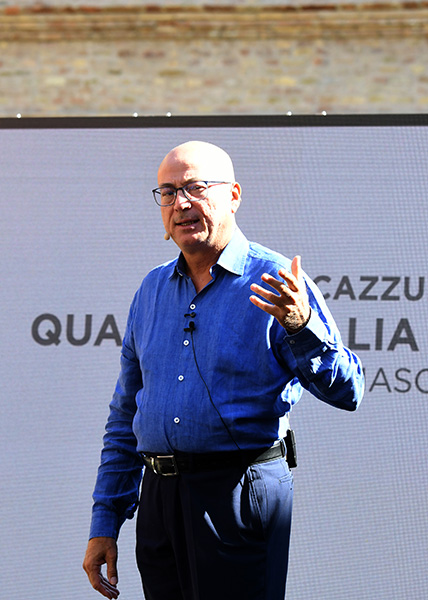 Foto Nicoloro G.   20/09/2026   Ravenna   Nell' ambito delle Celebrazioni per il 705° annuale della morte di Dante Alighieri si e' conclusa la XV edizione del Festival '' Prospettiva Dante ''. nella foto il giornalista e scrittore Aldo Cazzullo che ha intrattenuto con una riflessione sul tema '' Da Dante al Rinascimento ''.