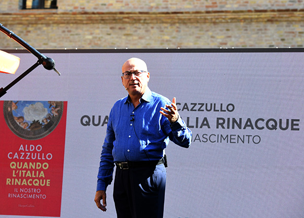 Foto Nicoloro G.   20/09/2026   Ravenna   Nell' ambito delle Celebrazioni per il 705° annuale della morte di Dante Alighieri si e' conclusa la XV edizione del Festival '' Prospettiva Dante ''. nella foto il giornalista e scrittore Aldo Cazzullo che ha intrattenuto con una riflessione sul tema '' Da Dante al Rinascimento ''.