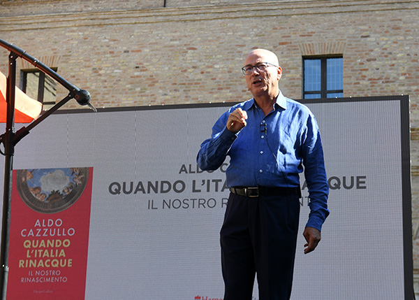 Foto Nicoloro G.   20/09/2026   Ravenna   Nell' ambito delle Celebrazioni per il 705° annuale della morte di Dante Alighieri si e' conclusa la XV edizione del Festival '' Prospettiva Dante ''. nella foto il giornalista e scrittore Aldo Cazzullo che ha intrattenuto con una riflessione sul tema '' Da Dante al Rinascimento ''.