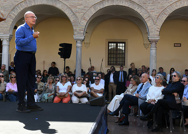 Foto Nicoloro G.   20/09/2026   Ravenna   Nell' ambito delle Celebrazioni per il 705° annuale della morte di Dante Alighieri si e' conclusa la XV edizione del Festival '' Prospettiva Dante ''. nella foto il giornalista e scrittore Aldo Cazzullo che ha intrattenuto con una riflessione sul tema '' Da Dante al Rinascimento ''.
