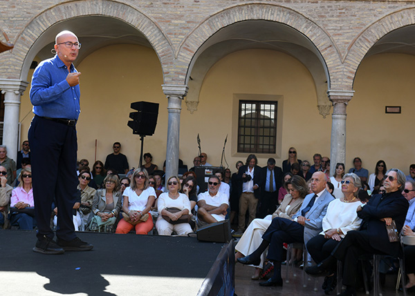 Foto Nicoloro G.   20/09/2026   Ravenna   Nell' ambito delle Celebrazioni per il 705° annuale della morte di Dante Alighieri si e' conclusa la XV edizione del Festival '' Prospettiva Dante ''. nella foto il giornalista e scrittore Aldo Cazzullo che ha intrattenuto con una riflessione sul tema '' Da Dante al Rinascimento ''.