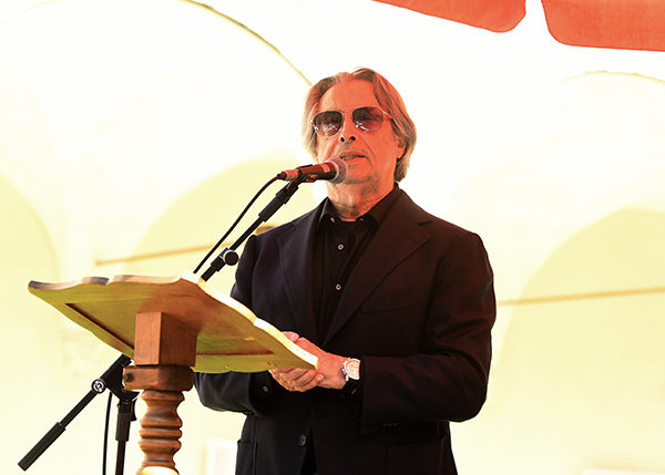Foto Nicoloro G.   20/09/2026   Ravenna   Nell' ambito delle Celebrazioni per il 705° annuale della morte di Dante Alighieri si e' conclusa la XV edizione del Festival '' Prospettiva Dante ''. nella foto il maestro Riccardo Muti che riceve il '' Premio Dante-Ravenna ''  per il suo impegno per la tutela e trasmissione della lingua e della cultura italiana.