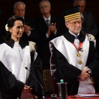 Foto Nicoloro G. 30/10/2013 Bologna Il leader dell’ opposizione birmana Aung San Suu Kyi ospite della città di Bologna per ricevere la cittadinanza onoraria in Comune e la laurea honoris causa in Università. nella foto Aung San Suu Kyi – Ivano Dionigi  
