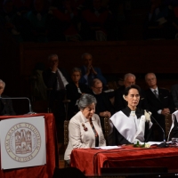 Foto Nicoloro G. 30/10/2013 Bologna Il leader dell’ opposizione birmana Aung San Suu Kyi ospite della città di Bologna per ricevere la cittadinanza onoraria in Comune e la laurea honoris causa in Università. nella foto Angela Bisimosca – Aung San Suu Kyi – Ivano Dionigi  