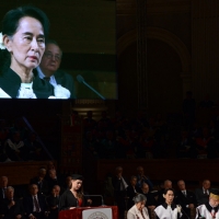 Foto Nicoloro G. 30/10/2013 Bologna Il leader dell’ opposizione birmana Aung San Suu Kyi ospite della città di Bologna per ricevere la cittadinanza onoraria in Comune e la laurea honoris causa in Università. nella foto Angela Bisimosca – Aung San Suu Kyi – Ivano Dionigi  