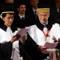 Foto Nicoloro G. 30/10/2013 Bologna Il leader dell’ opposizione birmana Aung San Suu Kyi ospite della città di Bologna per ricevere la cittadinanza onoraria in Comune e la laurea honoris causa in Università. nella foto Aung San Suu Kyi – Ivano Dionigi 