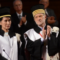 Foto Nicoloro G. 30/10/2013 Bologna Il leader dell’ opposizione birmana Aung San Suu Kyi ospite della città di Bologna per ricevere la cittadinanza onoraria in Comune e la laurea honoris causa in Università. nella foto Aung San Suu Kyi – Ivano Dionigi   