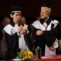 Foto Nicoloro G. 30/10/2013 Bologna Il leader dell’ opposizione birmana Aung San Suu Kyi ospite della città di Bologna per ricevere la cittadinanza onoraria in Comune e la laurea honoris causa in Università. nella foto Aung San Suu Kyi – Ivano Dionigi   