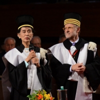 Foto Nicoloro G. 30/10/2013 Bologna Il leader dell’ opposizione birmana Aung San Suu Kyi ospite della città di Bologna per ricevere la cittadinanza onoraria in Comune e la laurea honoris causa in Università. nella foto Aung San Suu Kyi – Ivano Dionigi