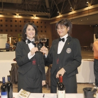 Foto Nicoloro G. 04/11/2011 Ravenna Nona edizione della rassegna ” GiovinBacco ” la piu’ grande festa dedicata al famoso vino romagnolo Sangiovese. In vetrina e pronti per essere degustati 140 vini di 73 tra le migliori cantine romagnole. All’ interno della manifestazione anche il concorso ” Trofeo la Piadina d’ oro di Romagna “. nella foto Due sommelier