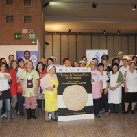Foto Nicoloro G. 04/11/2011 Ravenna Nona edizione della rassegna ” GiovinBacco ” la piu’ grande festa dedicata al famoso vino romagnolo Sangiovese. In vetrina e pronti per essere degustati 140 vini di 73 tra le migliori cantine romagnole. All’ interno della manifestazione anche il concorso ” Trofeo la Piadina d’ oro di Romagna “. nella foto Gruppo di partecipanti al concorso per la miglior piadina