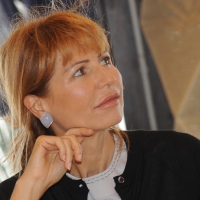 Foto Nicoloro G. 05/07/2011 Marina Romea (RA) In apertura della rassegna ” Parola di donna…” si e’ svolto un incontro con dibattito dal titolo ” Dalla Libia all’ Italia, dove sono le donne ? ” in cui con interventi incrociati tra la giornalista Lilli Gruber ed il marito Jacques Charmelot, inviato di France Presse, si e’ analizzata la condizione della donna nei suoi vari aspetti. nella foto Lilli Gruber