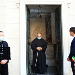 Foto Nicoloro G.   17/10/2020   Ravenna   Ricollocamento nella tomba di Dante della Croce d' oro donata nel 1965 da papa Paolo VI e recentemente benedetta da papa Francesco. nella foto padre Ivo Laurentini, direttore del Centro dantesco dei Frati minori Conventuali, ha deposto un mazzo di rose sulla tomba di Dante, alla presenza del vescovo di Ravenna Lorenzo Ghizzoni e del sindaco Michele de Pascale.