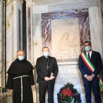 17/10/2020   Ravenna   Ricollocamento nella tomba di Dante della Croce d\' oro donata nel 1965 da papa Paolo VI e recentemente benedetta da papa Francesco. nella foto da sinistra Ivo Laurentini, direttore del Centro dantesco dei Frati minori Conventuali, il vescovo Lorenzo Ghizzoni e il sindaco Michele de Pascale.