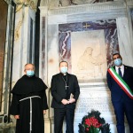 17/10/2020   Ravenna   Ricollocamento nella tomba di Dante della Croce d\' oro donata nel 1965 da papa Paolo VI e recentemente benedetta da papa Francesco. nella foto da sinistra Ivo Laurentini, direttore del Centro dantesco dei Frati minori Conventuali, il vescovo Lorenzo Ghizzoni e il sindaco Michele de Pascale.