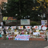 Foto Nicoloro G. 25/10/2011 Coriano ( Rimini ) La salma di Marco Simoncelli e' tornata al suo paese di nascita e portata nella casa dei genitori per essere domani esposta nel piccolo teatro perche' riceva l' estremo saluto di quanti lo conoscevano e gli volevano bene. nella foto Fiori, foto, cartelli, lumini, biglietti scritti a mano