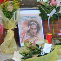 Foto Nicoloro G. 25/10/2011 Coriano ( Rimini ) La salma di Marco Simoncelli e' tornata al suo paese di nascita e portata nella casa dei genitori per essere domani esposta nel piccolo teatro perche' riceva l' estremo saluto di quanti lo conoscevano e gli volevano bene. nella foto La sua foto tra fiori, foto, cartelli, lumini, biglietti scritti a mano