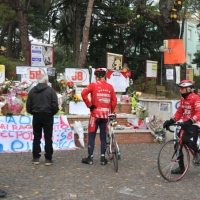 Foto Nicoloro G. 25/10/2011 Coriano ( Rimini ) La salma di Marco Simoncelli e' tornata al suo paese di nascita e portata nella casa dei genitori per essere domani esposta nel piccolo teatro perche' riceva l' estremo saluto di quanti lo conoscevano e gli volevano bene. nella foto Fiori, foto, cartelli, lumini, biglietti scritti a mano