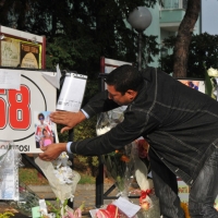 Foto Nicoloro G. 25/10/2011 Coriano ( Rimini ) La salma di Marco Simoncelli e' tornata al suo paese di nascita e portata nella casa dei genitori per essere domani esposta nel piccolo teatro perche' riceva l' estremo saluto di quanti lo conoscevano e gli volevano bene. nella foto Fiori, foto, cartelli, lumini, biglietti scritti a mano