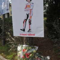 Foto Nicoloro G. 25/10/2011 Coriano ( Rimini ) La salma di Marco Simoncelli e' tornata al suo paese di nascita e portata nella casa dei genitori per essere domani esposta nel piccolo teatro perche' riceva l' estremo saluto di quanti lo conoscevano e gli volevano bene. nella foto La suo foto con il suo numero in gara e sotto un mazzo di fiori
