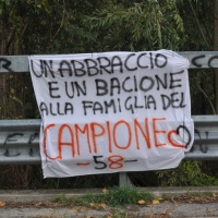 Foto Nicoloro G. 25/10/2011 Coriano ( Rimini ) La salma di Marco Simoncelli e' tornata al suo paese di nascita e portata nella casa dei genitori per essere domani esposta nel piccolo teatro perche' riceva l' estremo saluto di quanti lo conoscevano e gli volevano bene. nella foto Uno striscione
