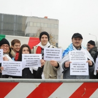 Foto Nicoloro G. 04/12/2011 Vicenza Dopo quattro anni si riunisce il Parlamento Padano nella sua sede di villa " La Favorita ". nella foto Contestatori della Lega Nord