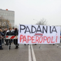 Foto Nicoloro G. 04/12/2011 Vicenza Dopo quattro anni si riunisce il Parlamento Padano nella sua sede di villa " La Favorita ". nella foto Presidio antileghista