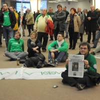 Foto Nicoloro G. 04/12/2011 Vicenza Dopo quattro anni si riunisce il Parlamento Padano nella sua sede di villa " La Favorita ". nella foto Simpatizzanti leghisti mentre guardano gli interventi sul grande schermo