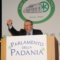 Foto Nicoloro G. 04/12/2011 Vicenza Dopo quattro anni si riunisce il Parlamento Padano nella sua sede di villa " La Favorita ". nella foto Umberto Bossi