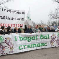 Foto Nicoloro G. 04/12/2011 Vicenza Dopo quattro anni si riunisce il Parlamento Padano nella sua sede di villa " La Favorita ". nella foto Simpatizzanti leghisti con striscioni