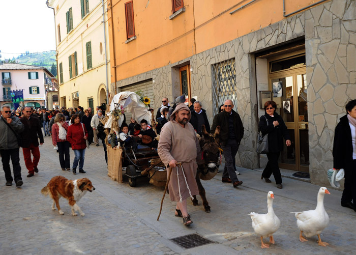 Foto Nicoloro G. 09/04/2012 Fontanelice ( BO) Cinquantaseiesima edizione della tradizionale " Sagra della pie' fretta ", cioe' della " pizza fritta ", che si tiene nella cittadina di Fontanelice ogni lunedi' di Pasqua e che oltre alle consuete bancarelle offre anche una divertente corsa di asini. nella foto Tinta al Grass