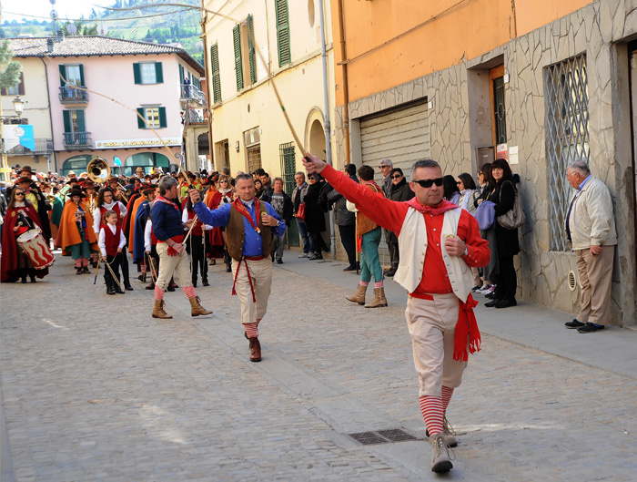 Foto Nicoloro G. 09/04/2012 Fontanelice ( BO) Cinquantaseiesima edizione della tradizionale " Sagra della pie' fretta ", cioe' della " pizza fritta ", che si tiene nella cittadina di Fontanelice ogni lunedi' di Pasqua e che oltre alle consuete bancarelle offre anche una divertente corsa di asini. nella foto Gli ”s’ ciucaren“