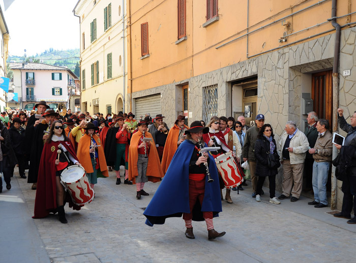 Foto Nicoloro G. 09/04/2012 Fontanelice ( BO) Cinquantaseiesima edizione della tradizionale " Sagra della pie' fretta ", cioe' della " pizza fritta ", che si tiene nella cittadina di Fontanelice ogni lunedi' di Pasqua e che oltre alle consuete bancarelle offre anche una divertente corsa di asini. nella foto Banda del Passatore di Brisighella