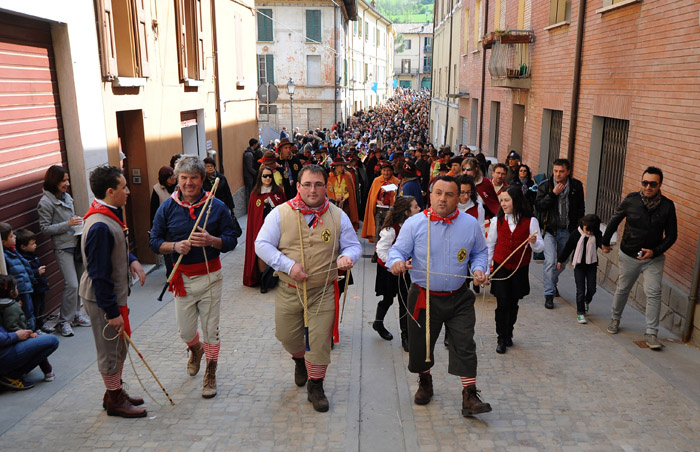 Foto Nicoloro G. 09/04/2012 Fontanelice ( BO) Cinquantaseiesima edizione della tradizionale " Sagra della pie' fretta ", cioe' della " pizza fritta ", che si tiene nella cittadina di Fontanelice ogni lunedi' di Pasqua e che oltre alle consuete bancarelle offre anche una divertente corsa di asini. nella foto Gli ”s’ ciucaren“