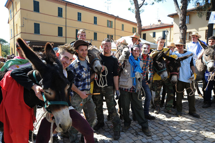 NIK_Foto Nicoloro G. 09/04/2012 Fontanelice ( BO) Cinquantaseiesima edizione della tradizionale " Sagra della pie' fretta ", cioe' della " pizza fritta ", che si tiene nella cittadina di Fontanelice ogni lunedi' di Pasqua e che oltre alle consuete bancarelle offre anche una divertente corsa di asini. nella foto Concorrenti con il loro asino