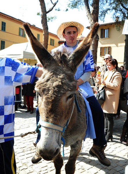 Foto Nicoloro G. 09/04/2012 Fontanelice ( BO) Cinquantaseiesima edizione della tradizionale " Sagra della pie' fretta ", cioe' della " pizza fritta ", che si tiene nella cittadina di Fontanelice ogni lunedi' di Pasqua e che oltre alle consuete bancarelle offre anche una divertente corsa di asini. nella foto Concorrente con il suo asino