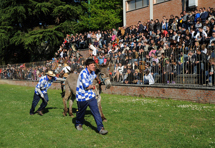 Foto Nicoloro G. 09/04/2012 Fontanelice ( BO) Cinquantaseiesima edizione della tradizionale " Sagra della pie' fretta ", cioe' della " pizza fritta ", che si tiene nella cittadina di Fontanelice ogni lunedi' di Pasqua e che oltre alle consuete bancarelle offre anche una divertente corsa di asini. nella foto Concorrenti durante la corsa