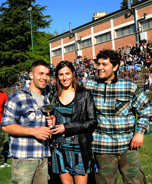 Foto Nicoloro G. 09/04/2012 Fontanelice ( BO) Cinquantaseiesima edizione della tradizionale " Sagra della pie' fretta ", cioe' della " pizza fritta ", che si tiene nella cittadina di Fontanelice ogni lunedi' di Pasqua e che oltre alle consuete bancarelle offre anche una divertente corsa di asini. nella foto I vincitori dopo la corsa