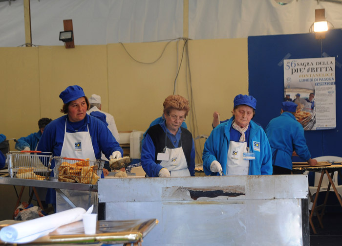 Foto Nicoloro G. 09/04/2012 Fontanelice ( BO) Cinquantaseiesima edizione della tradizionale " Sagra della pie' fretta ", cioe' della " pizza fritta ", che si tiene nella cittadina di Fontanelice ogni lunedi' di Pasqua e che oltre alle consuete bancarelle offre anche una divertente corsa di asini. nella foto La preparazione della "pie' fretta"