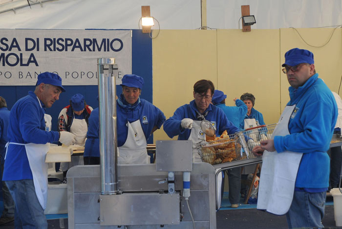 Foto Nicoloro G. 09/04/2012 Fontanelice ( BO) Cinquantaseiesima edizione della tradizionale " Sagra della pie' fretta ", cioe' della " pizza fritta ", che si tiene nella cittadina di Fontanelice ogni lunedi' di Pasqua e che oltre alle consuete bancarelle offre anche una divertente corsa di asini. nella foto La preparazione della "pie' fretta"