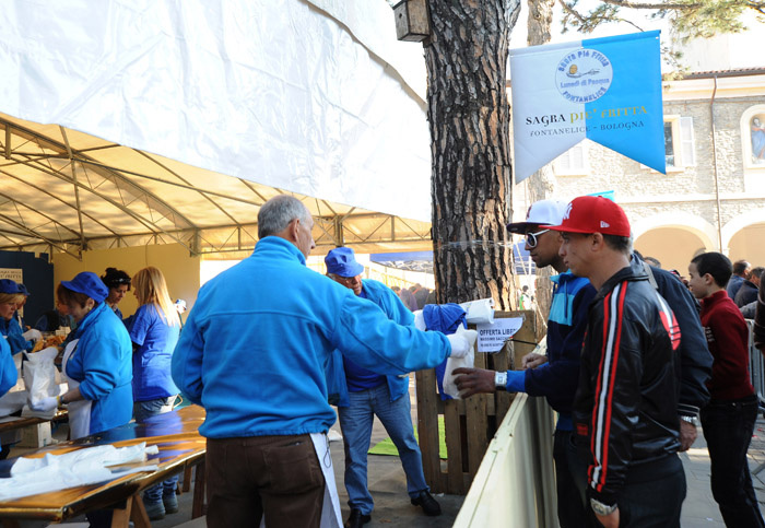 Foto Nicoloro G. 09/04/2012 Fontanelice ( BO) Cinquantaseiesima edizione della tradizionale " Sagra della pie' fretta ", cioe' della " pizza fritta ", che si tiene nella cittadina di Fontanelice ogni lunedi' di Pasqua e che oltre alle consuete bancarelle offre anche una divertente corsa di asini. nella foto La distribuzione della "pie' fretta"