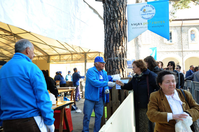 Foto Nicoloro G. 09/04/2012 Fontanelice ( BO) Cinquantaseiesima edizione della tradizionale " Sagra della pie' fretta ", cioe' della " pizza fritta ", che si tiene nella cittadina di Fontanelice ogni lunedi' di Pasqua e che oltre alle consuete bancarelle offre anche una divertente corsa di asini. nella foto La distribuzione della "pie' fretta"